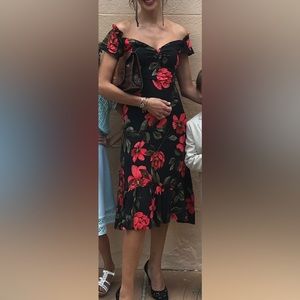 Flirty dress perfect for the holidays! Excellent pre-loved condition. Size Small